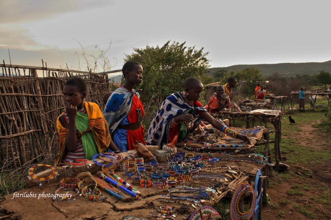 Women are selling craft. Location: Masai Village, Kenya. Camera: Canon 1000D.